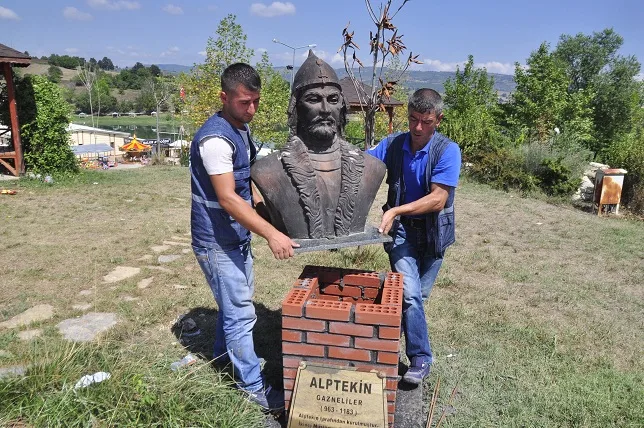 Türk büyüklerinin büstleri yeni yerinde