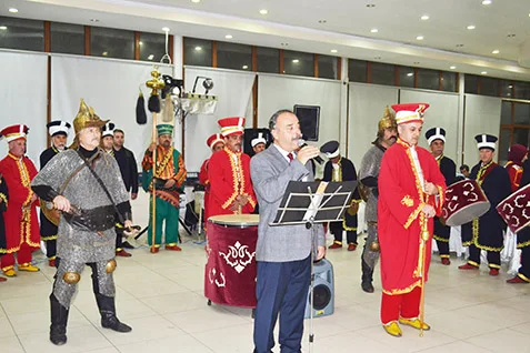 İnegöl Mehteri'nden aşure ikramı