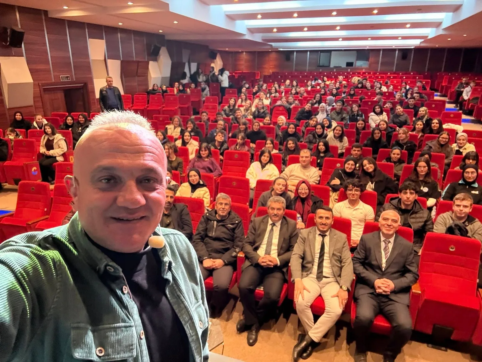 Savaş muhabiri Kurşun, İnegöllü öğrencilerle buluştu