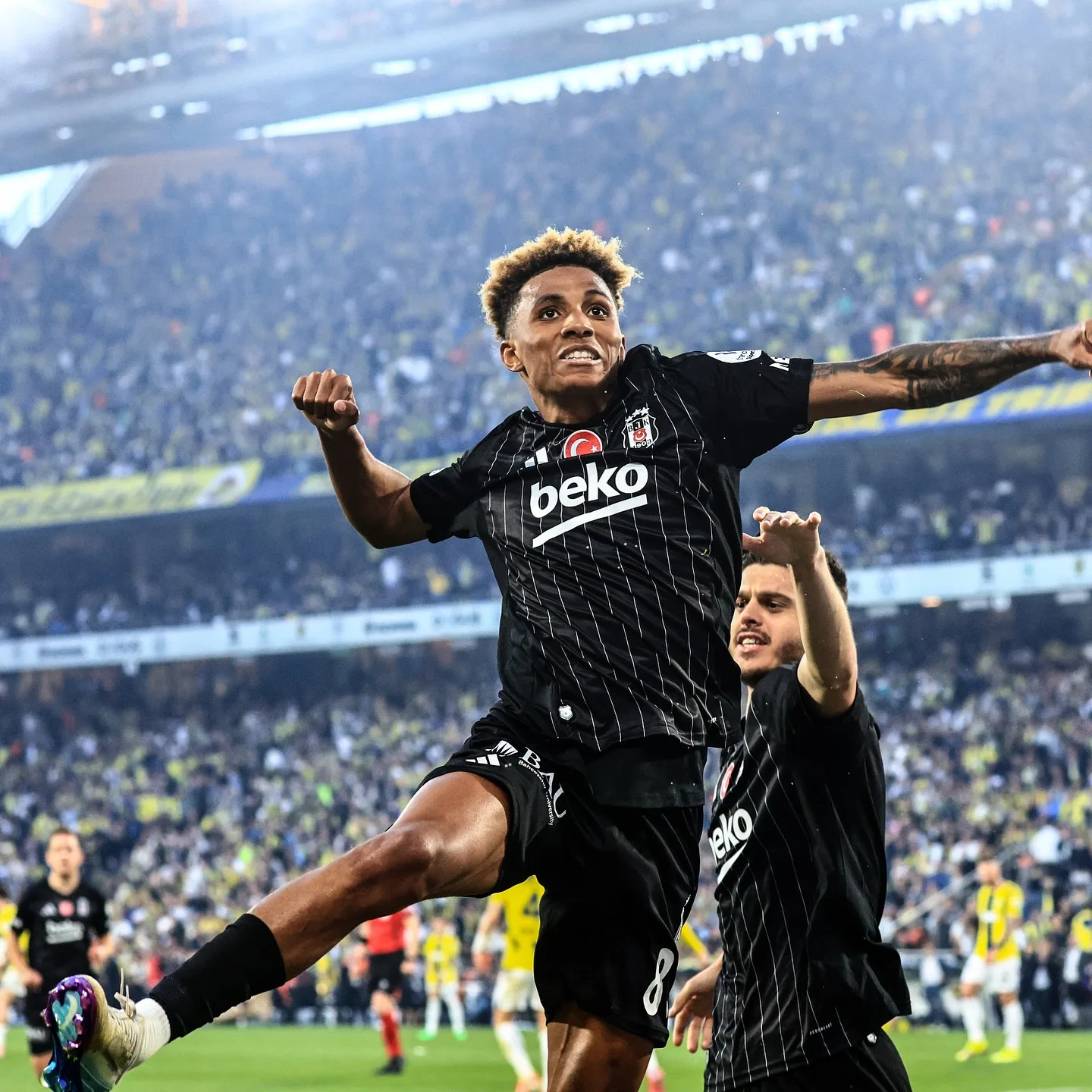Beşiktaş Fenerbahçe'yi deplasmanda devirdi