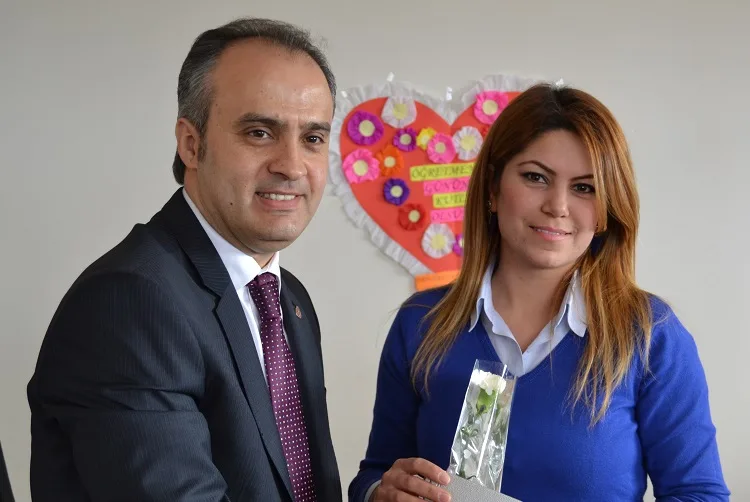 Belediye'den öğretmenlere ajanda ve çiçek