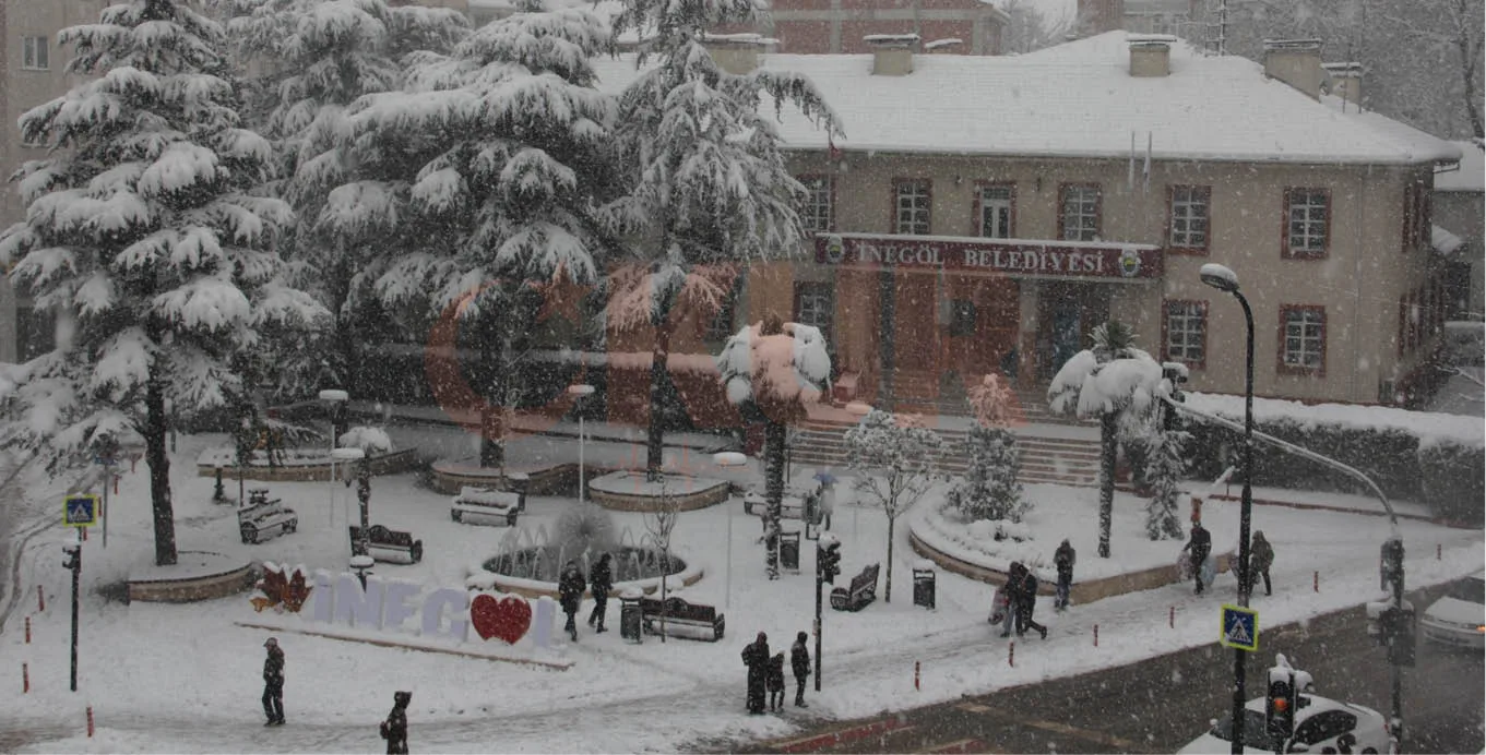 Kar yağışı İnegöl’de vatandaşı sokağa döktü