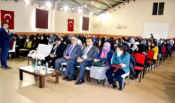 iMAM HATiPLiLER üNiVERSiTE SINAV STRATEJiLERiNi öĞRENiYOR