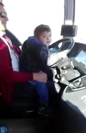 5 Yaşında Şehirlerarası Otobüs Kullanıyor