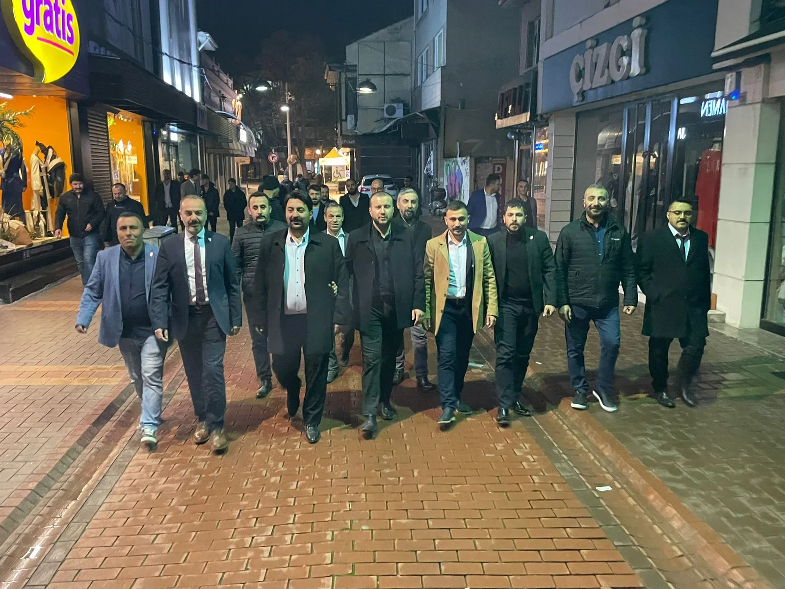 MHP’de ‘Ramazan’ bereketi çalmadık kapı bırakmıyorlar
