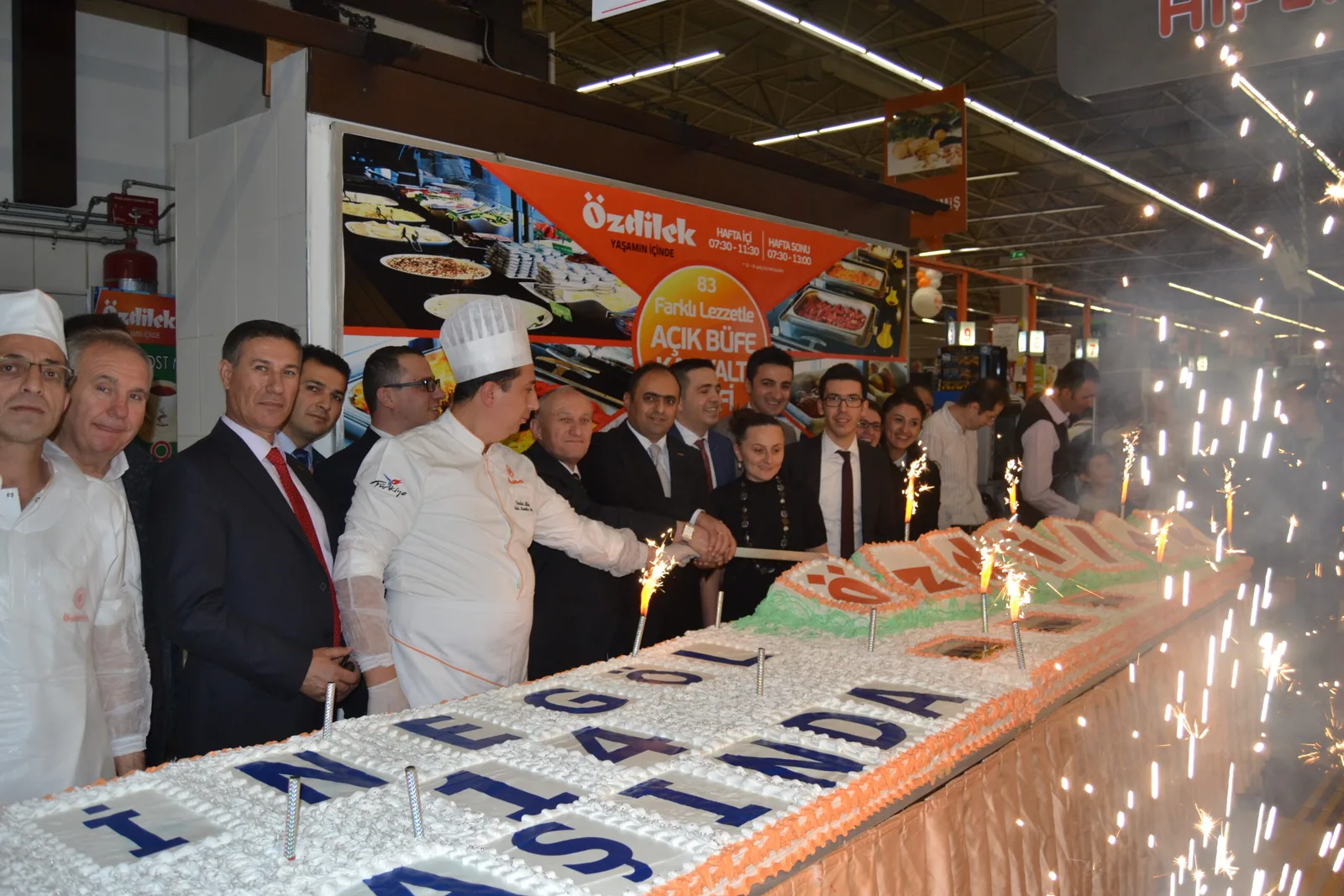 Özdilek'ten dev 14. yaş günü pastası
