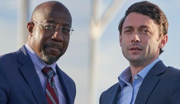 Raphael Warnock (solda) ve Jon Ossoff (sağda)