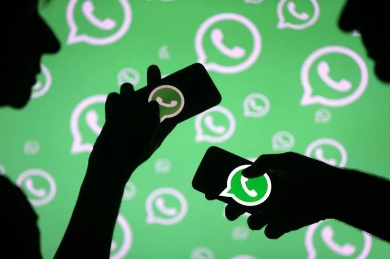 WhatsApp'ın sitesindeki bilgilere göre, uygulamanın kullanıcılarından topladığı bilgiler arasında; hesap bilgileri, mesajlar, bağlantılar, durum bilgisi, işlem ve ödeme verileri, müşteri desteği ve diğer iletişimler, kullanım ve kayıt bilgileri, cihaz ve bağlantı bilgileri, konum bilgileri, çerezler, üçüncü taraftan sağlanan bilgiler yer alıyor.  Uygulama elde ettiği bilgileri; hizmetler, emniyet, güvenlik ve bütünlük, Facebook şirketleri hakkındaki iletişimler ve kurumsal iletişimler için kullanıyor.  WhatsApp, Facebook tarafından 2014 yılında satın alınmıştı. Facebook, dünyanın en çok kullanılan sosyal medya platformları arasında yer alan Messenger, Facebook ve Instagram'ı da bünyesinde bulunduruyor.  Facebook, Cambridge Analytica gibi veri skandallarıyla gündeme gelmiş, kurucusu Mark Zuckerberg ABD'nin ilgili kurumlarına konuyla ilgili ifade vermişti.