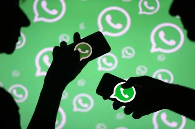 WhatsApp'ın sitesindeki bilgilere göre, uygulamanın kullanıcılarından topladığı bilgiler arasında; hesap bilgileri, mesajlar, bağlantılar, durum bilgisi, işlem ve ödeme verileri, müşteri desteği ve diğer iletişimler, kullanım ve kayıt bilgileri, cihaz ve bağlantı bilgileri, konum bilgileri, çerezler, üçüncü taraftan sağlanan bilgiler yer alıyor. Uygulama elde ettiği bilgileri; hizmetler, emniyet, güvenlik ve bütünlük, Facebook şirketleri hakkındaki iletişimler ve kurumsal iletişimler için kullanıyor. WhatsApp, Facebook tarafından 2014 yılında satın alınmıştı. Facebook, dünyanın en çok kullanılan sosyal medya platformları arasında yer alan Messenger, Facebook ve Instagram'ı da bünyesinde bulunduruyor. Facebook, Cambridge Analytica gibi veri skandallarıyla gündeme gelmiş, kurucusu Mark Zuckerberg ABD'nin ilgili kurumlarına konuyla ilgili ifade vermişti.
