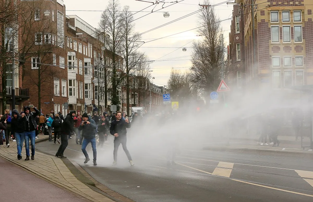 Hollanda da sokağa çıkma kısıtlamasına karşı protestolar devam ediyor #1