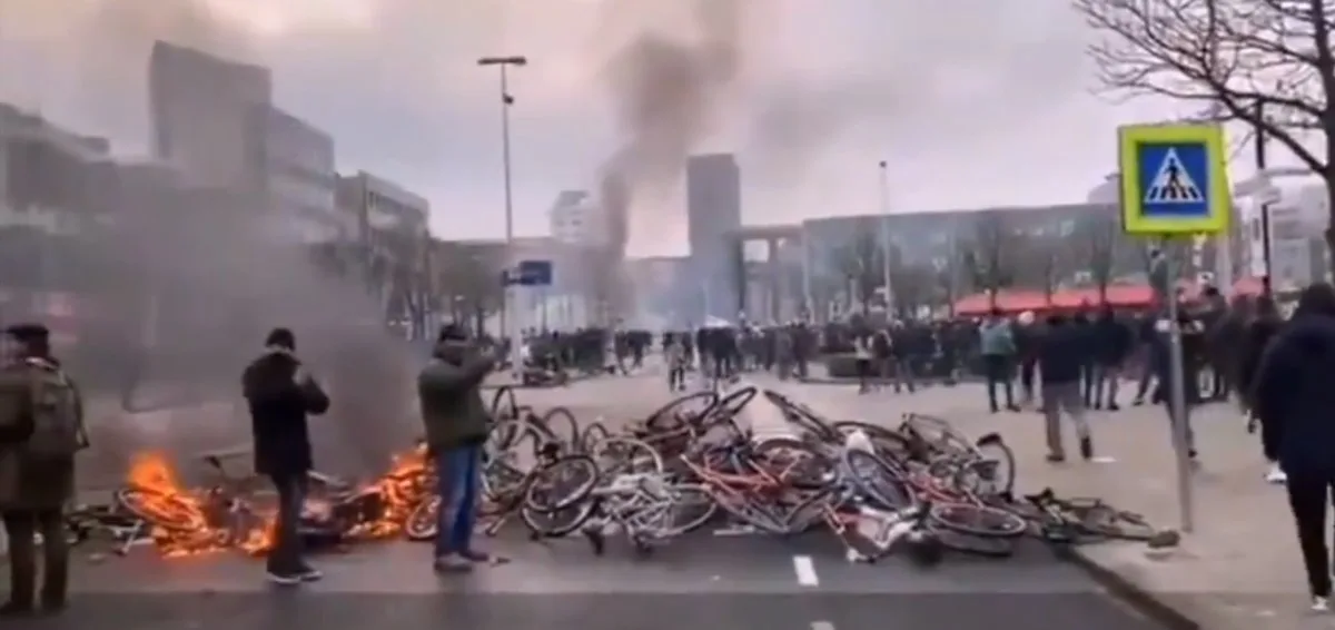 Hollanda da sokağa çıkma kısıtlamasına karşı protestolar devam ediyor #3