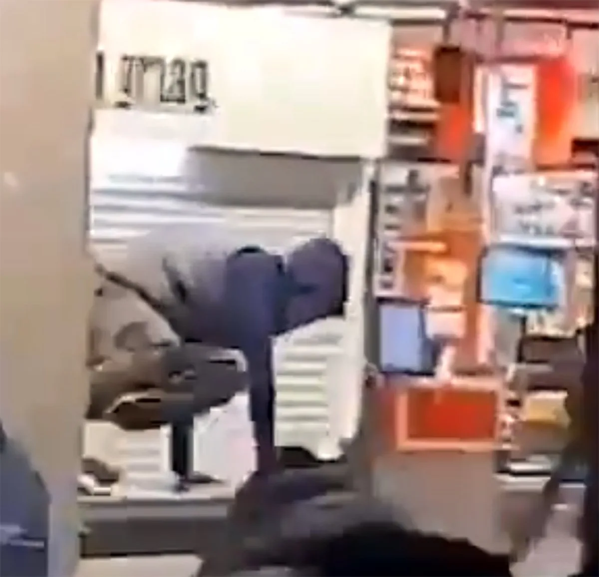 Hollanda da sokağa çıkma kısıtlamasına karşı protestolar devam ediyor #7