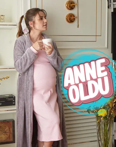 Merve Özbey, bebeğini kucağına aldı