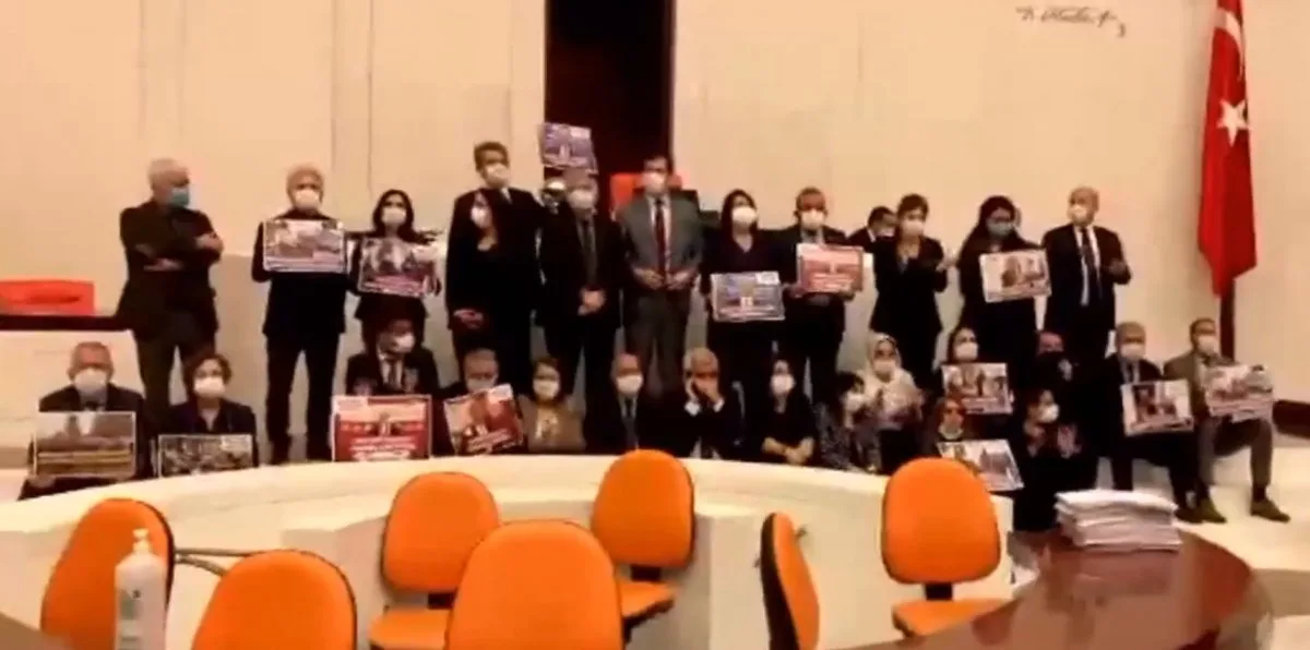 HDP li vekiller Meclis te eyleme başladı #1