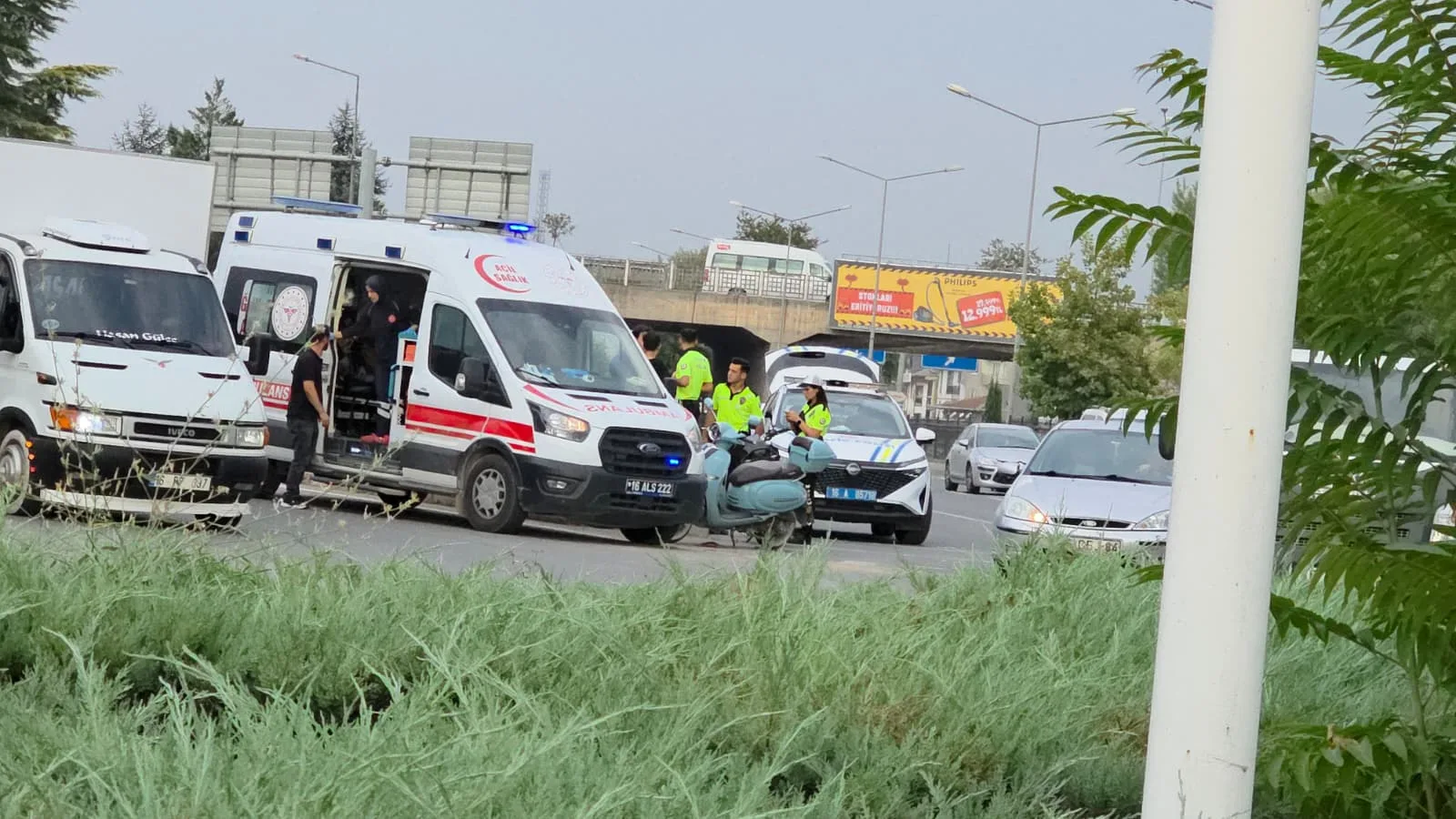 Kamyondan fırlayan naylon balyası kazaya neden oldu