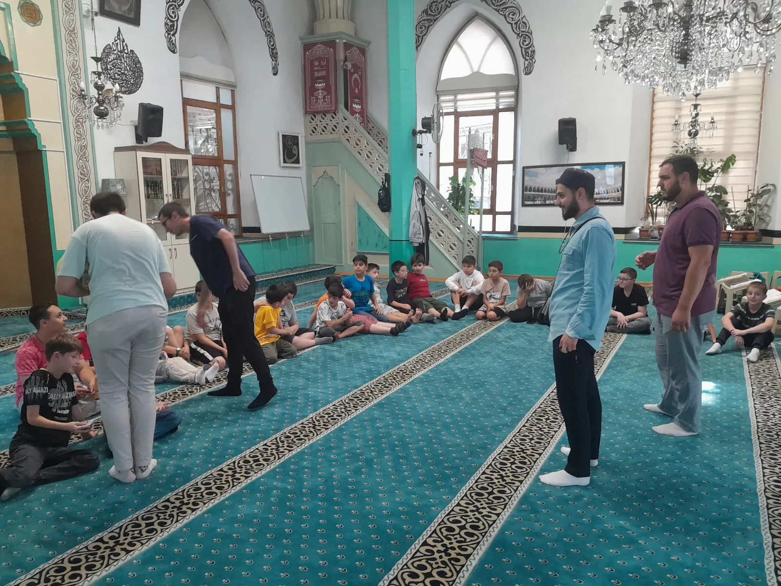 Hüdai Camii gençlerinden anlamlı etkinlik: Yaz Kur'an Kurslarına ziyaret ve ikram