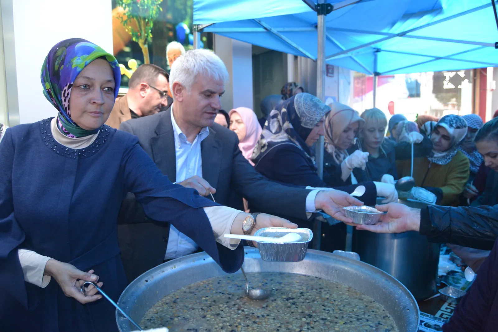 AK Kadınlardan aşure ikramı