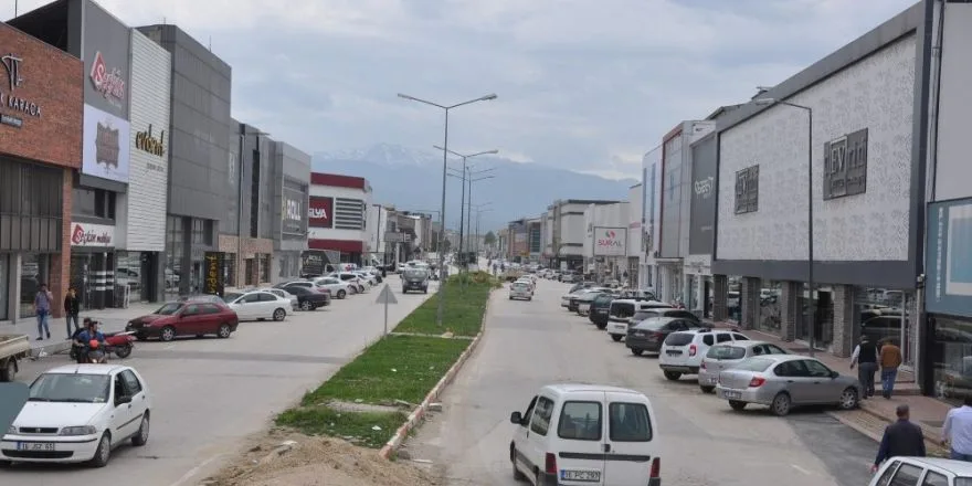 Ertuğrulgazi Caddesi'nde yol çöktü
