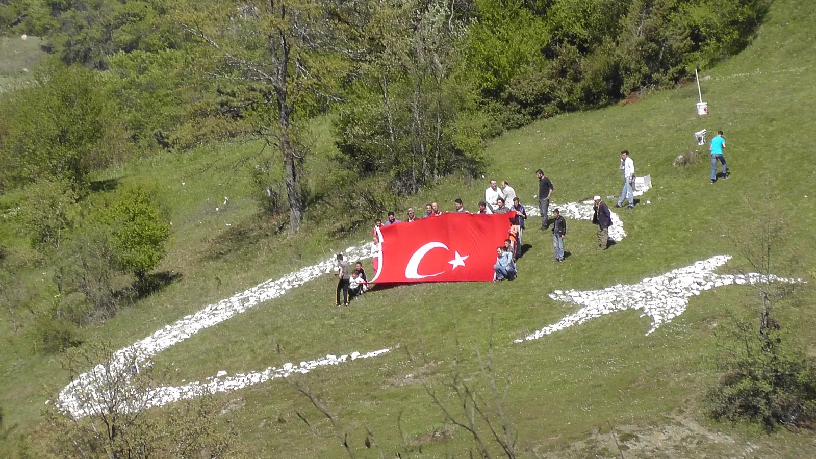 Kelesliler Ay Yıldız'ı boyadı