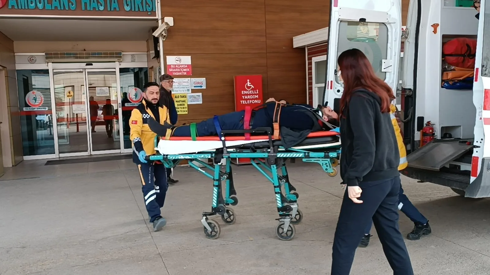 İnegöl’de yüksekten düşen genç yaralandı