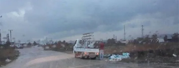 Yola çöp atarken yakalandı