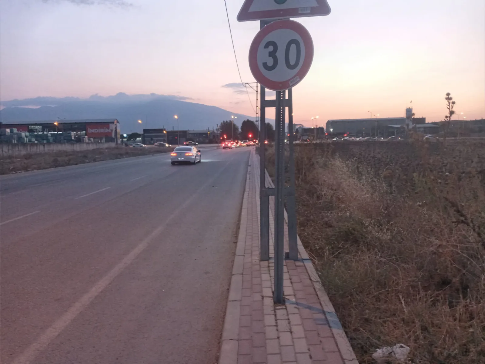Kaldırım üzerinde tabela elektrik direği