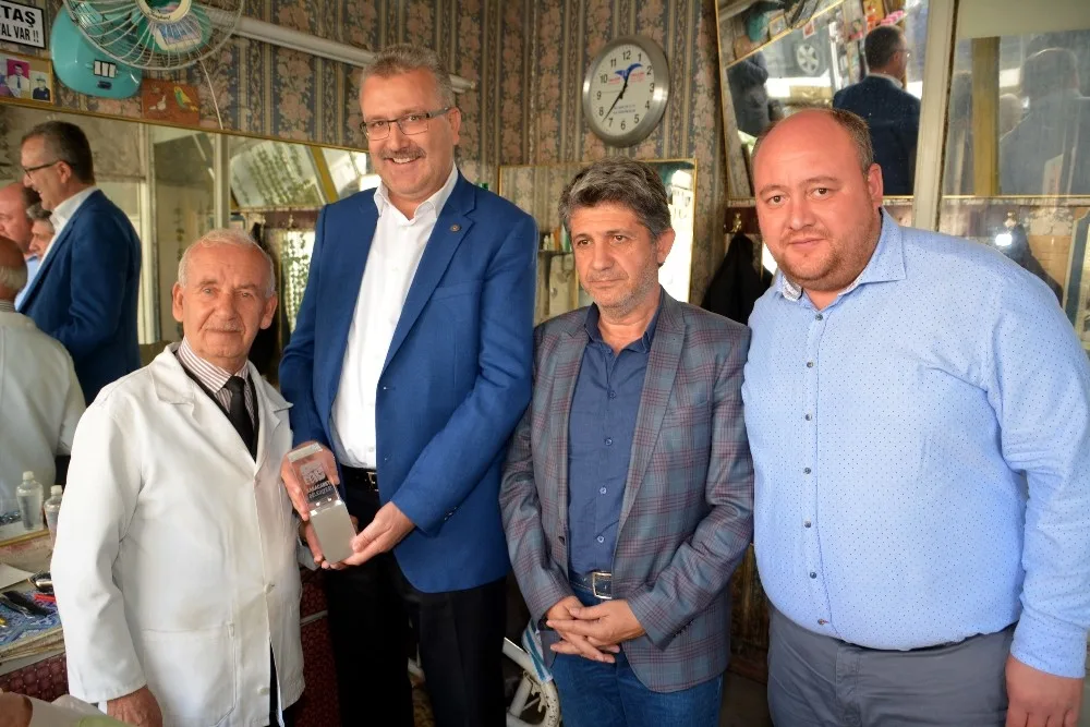67 Yıldır Kravatını Çıkarmadan Tıraş Yapıyor