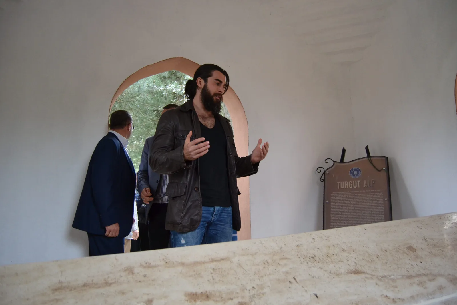 Turgut Alp'in mezar taşı bulunamadı