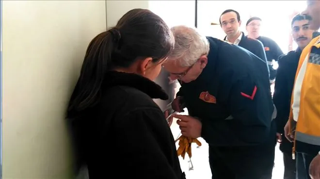 Parmağını İtfaiye kurtardı