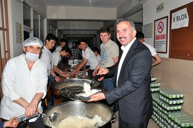 İHMED pilav geleneğini bozmadı