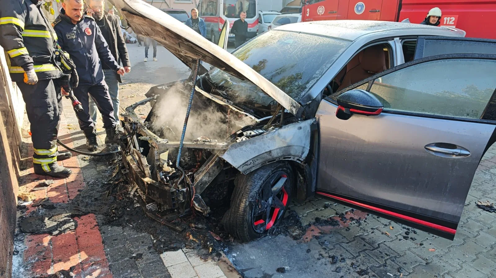 Park halindeki otomobil alev aldı