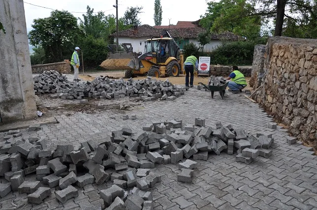 Babaoğlu'nda tretuar çalışması