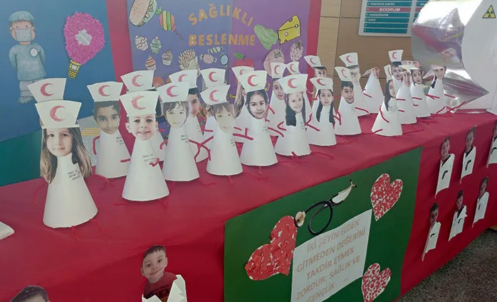 Minik öğrencilerden anlamlı sergi