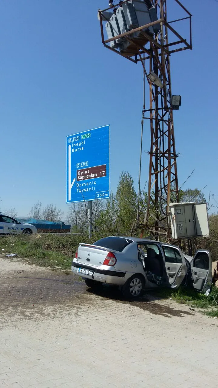 Otomobil trafoya çarptı; 3 yaralı