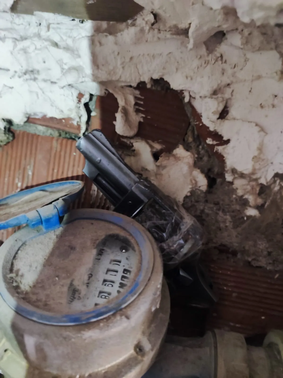 Su saatinin arkasına saklanmış tabanca bulundu