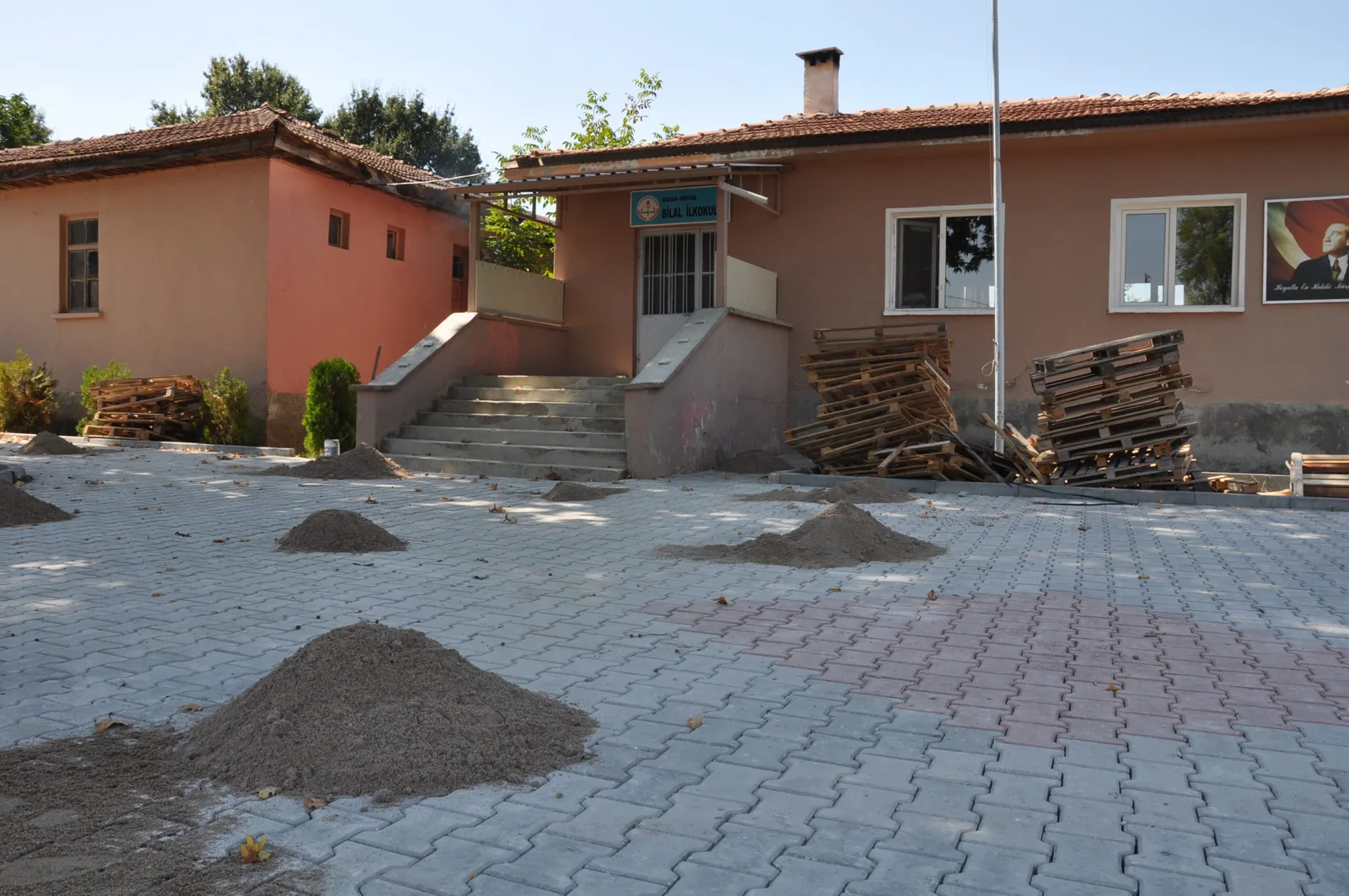 Bilalköy İlkokulu bahçesi düzenleniyor