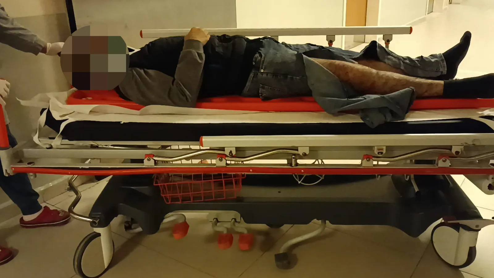 Kamyonet ile otomobil arasında kalan bisiklet sürücüsü yaralandı