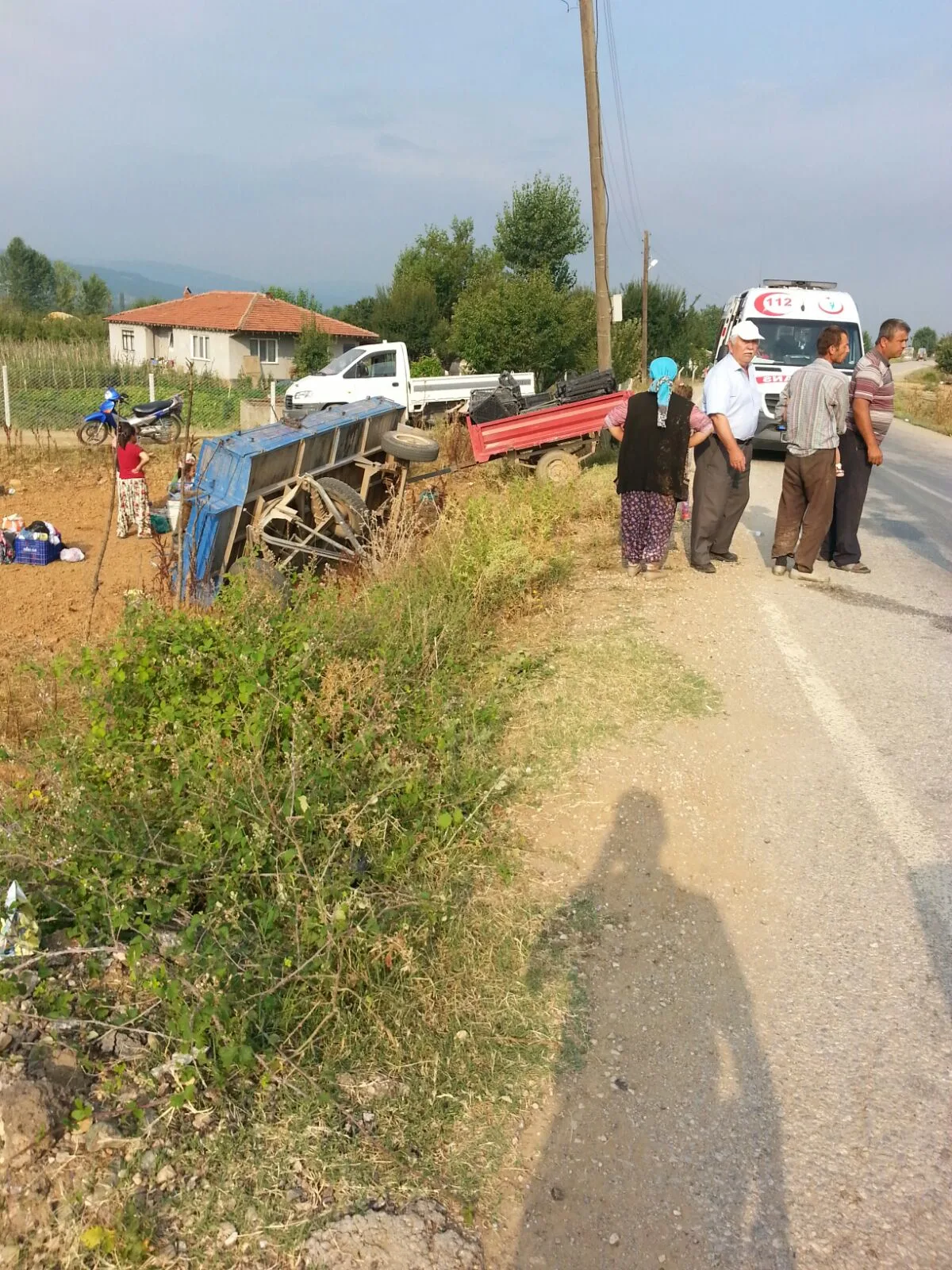 Römork şarampole yuvarlandı; 4 yaralı