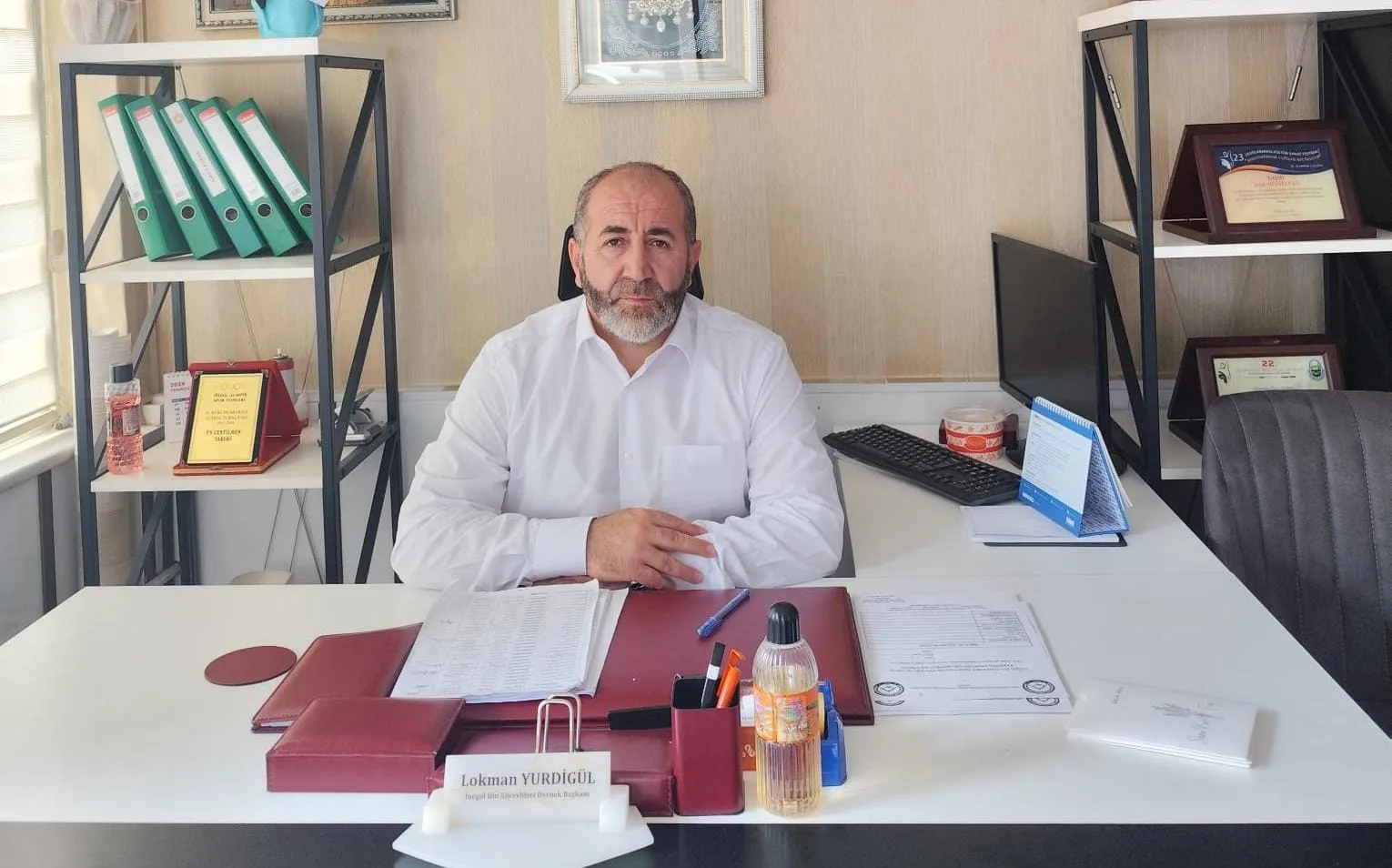 Hava sıcaklıkları arttı ama kural belli; 'Diz kapağı açık bir şekilde giyilen şortla namaz olmaz'