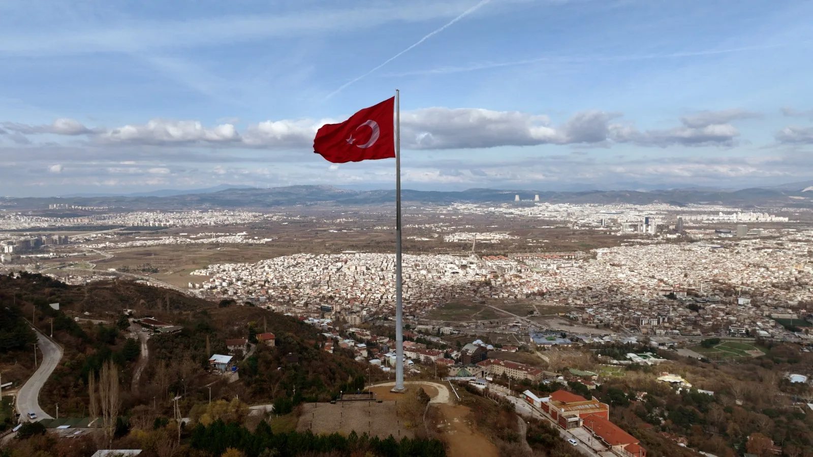 600 metrekarelik Türk bayrağı göklere çekildi
