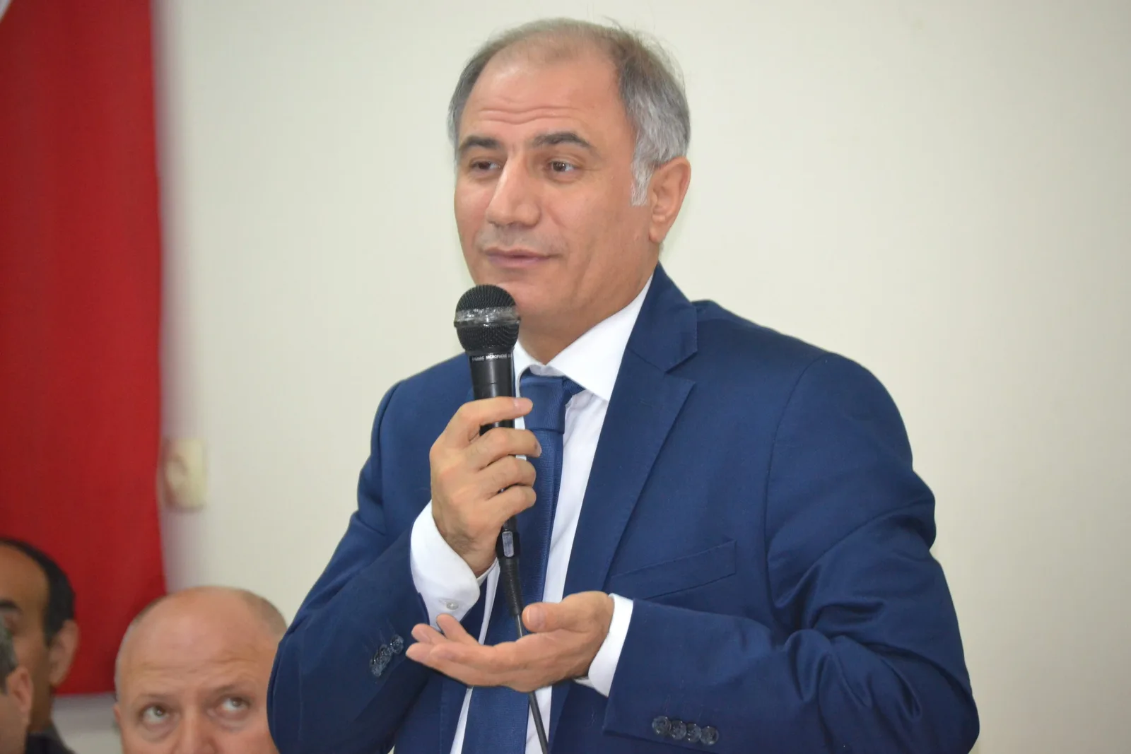 BÖYLE BİR ADAMDAN NE İSTİYORSUN?