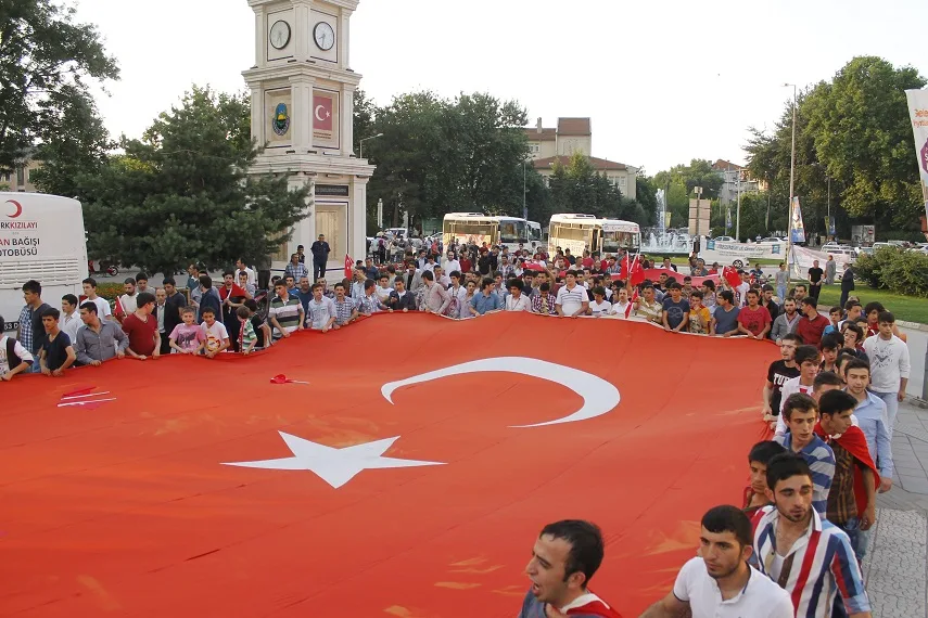 Bayrak için yürüdüler