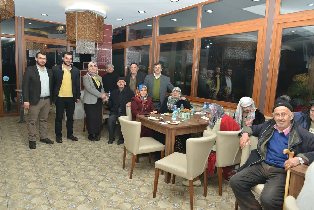 Huzurevi sakinleri yemekte buluştu