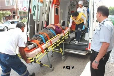 Cam silerken ikinci kattan düştü