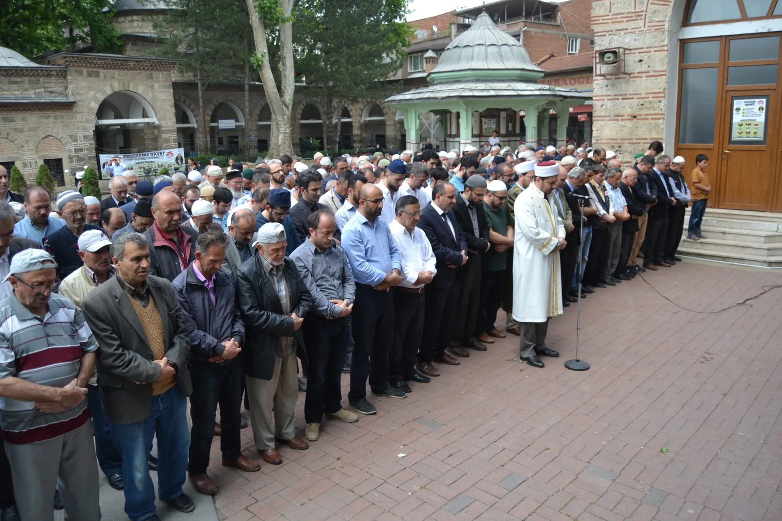 NİZAMİ VE ŞEHİTLER İÇİN Gıyabi cenaze namazı kılındı
