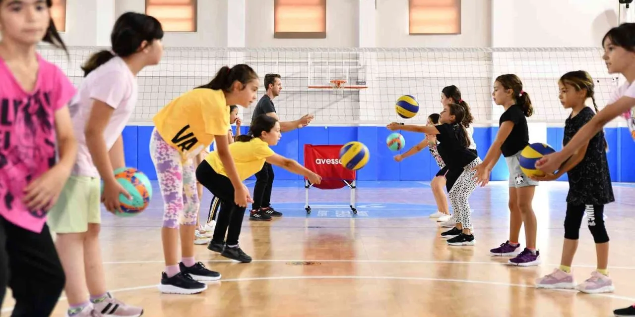 Akhisar Spor, gençler için yaz spor okullarıyla sporun kapılarını açıyor