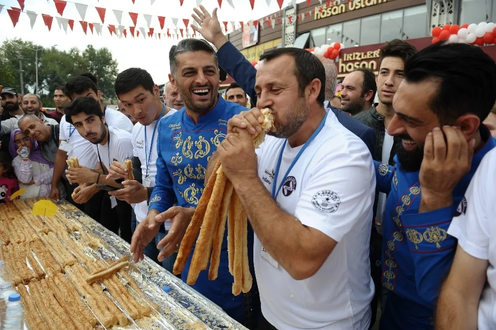 8 Dakikada 10 Metre Börek Yedi