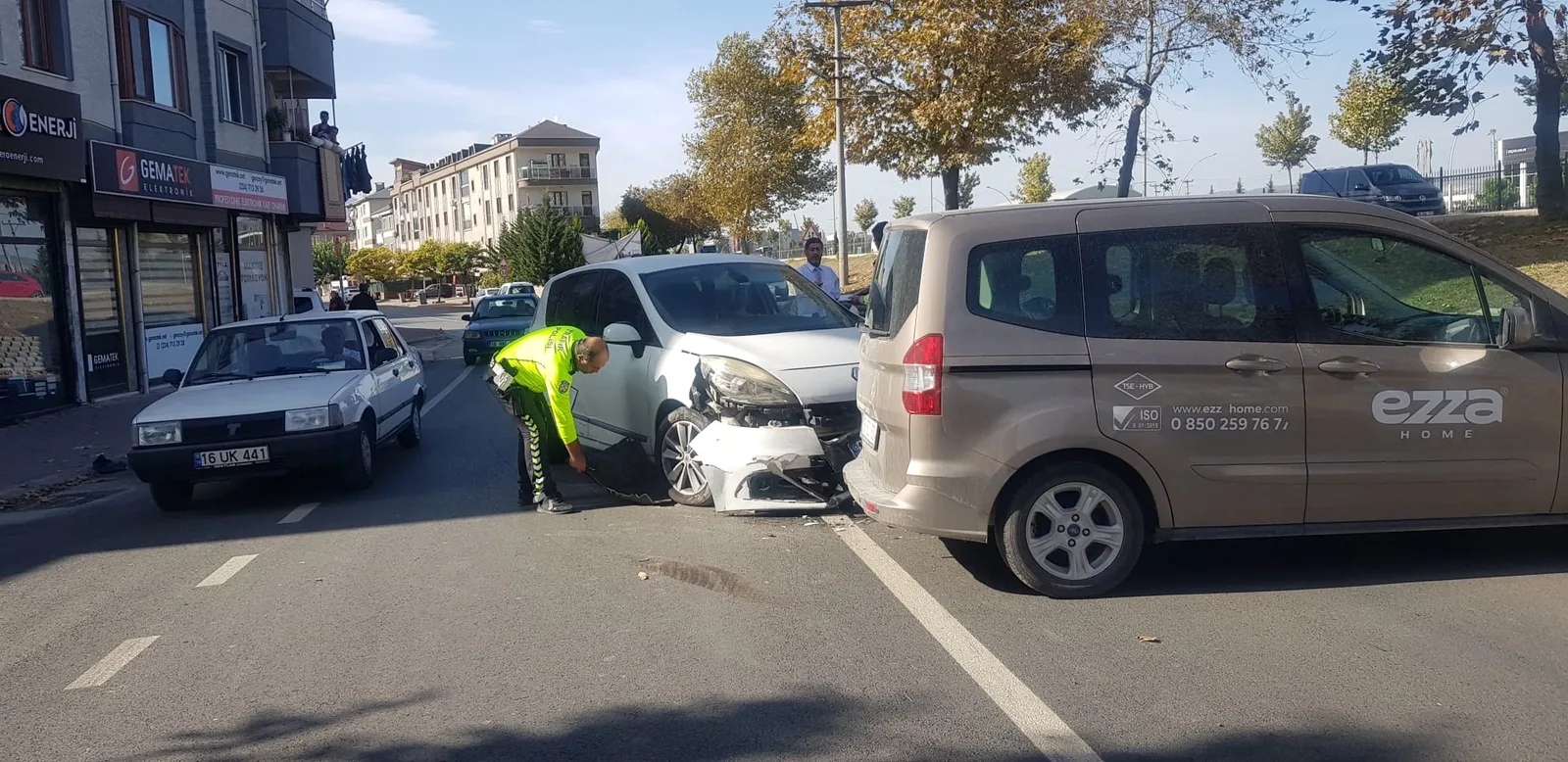 Otomobil ile çarpışan hafif ticari araç sürücüsü yaralandı