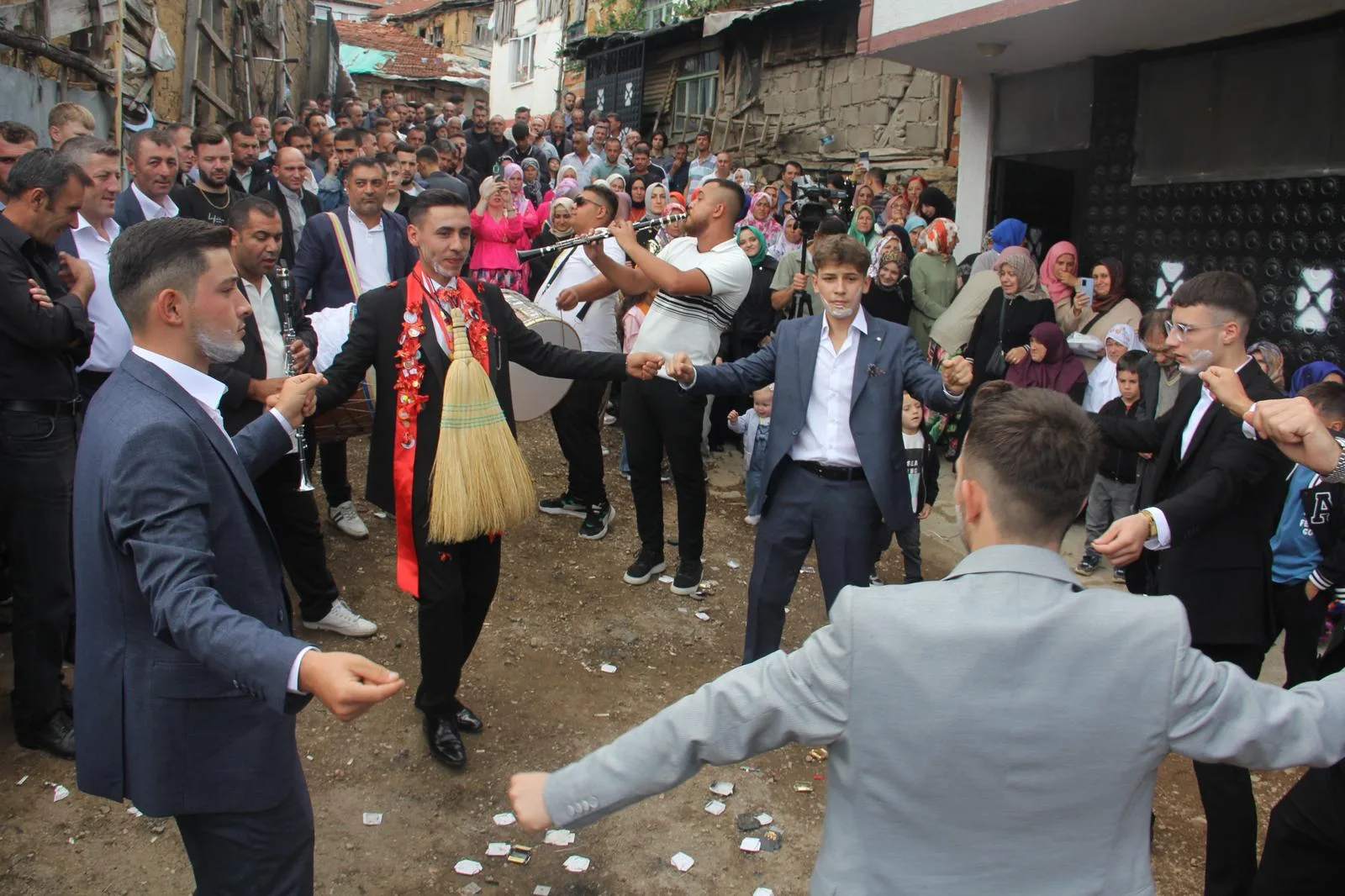 İnegöl’de damada süpürge takıp oynattılar