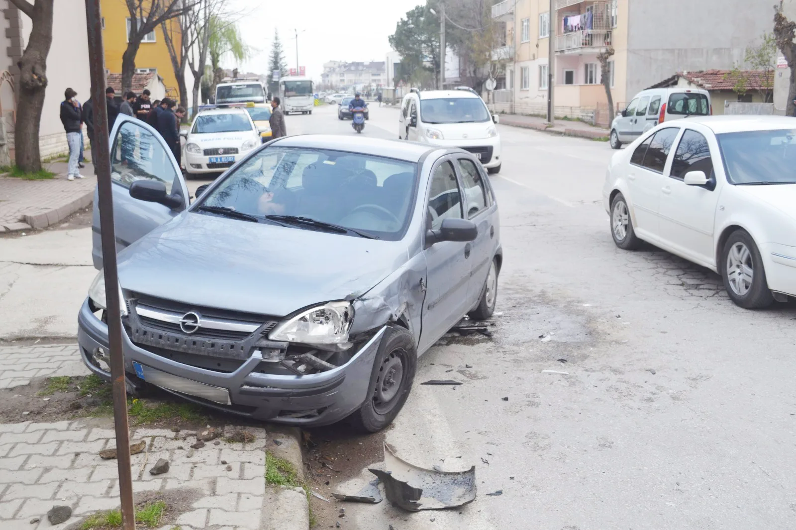 2 Araç Kafa Kafaya Girdi; 2 Yaralı